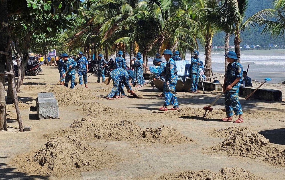 Khẩn trương dọn dẹp bãi biển sau bão số 13, sớm trả lại môi trường du lịch sạch đẹp - ảnh 8