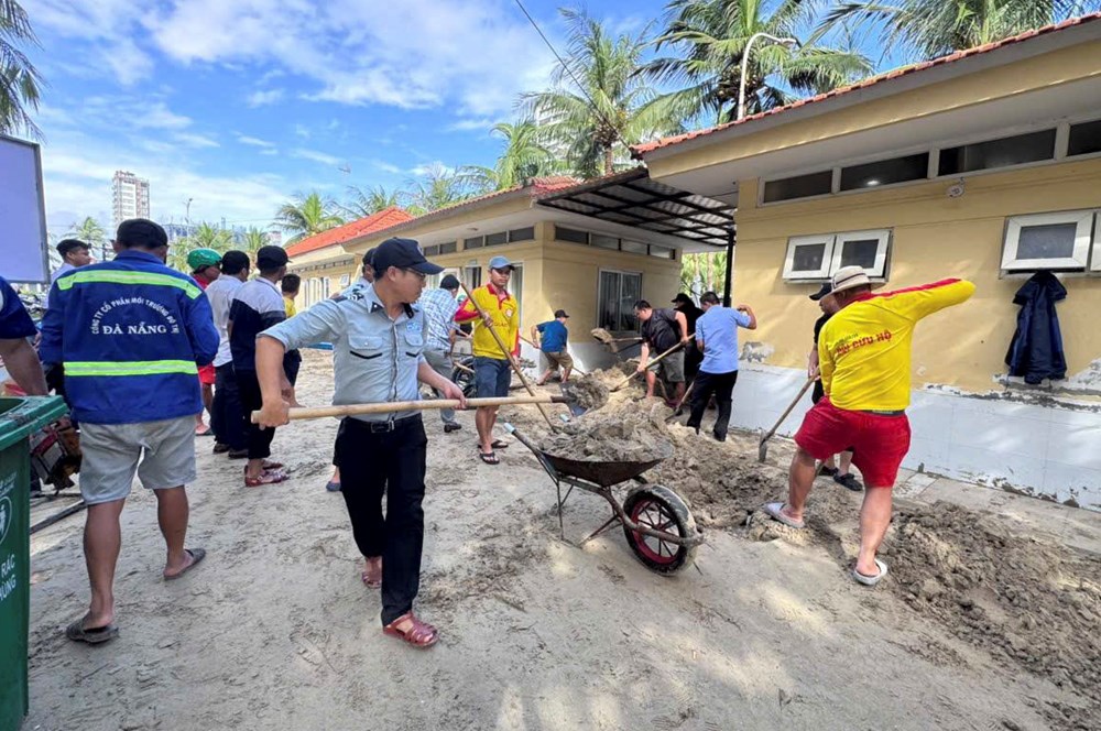 Khẩn trương dọn dẹp bãi biển sau bão số 13, sớm trả lại môi trường du lịch sạch đẹp - ảnh 1