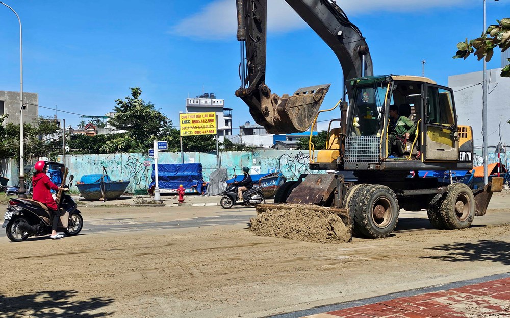 Khẩn trương dọn dẹp bãi biển sau bão số 13, sớm trả lại môi trường du lịch sạch đẹp - ảnh 11