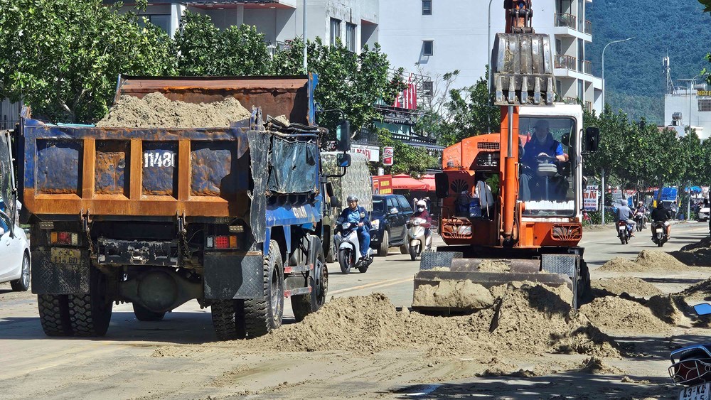 Khẩn trương dọn dẹp bãi biển sau bão số 13, sớm trả lại môi trường du lịch sạch đẹp - ảnh 10