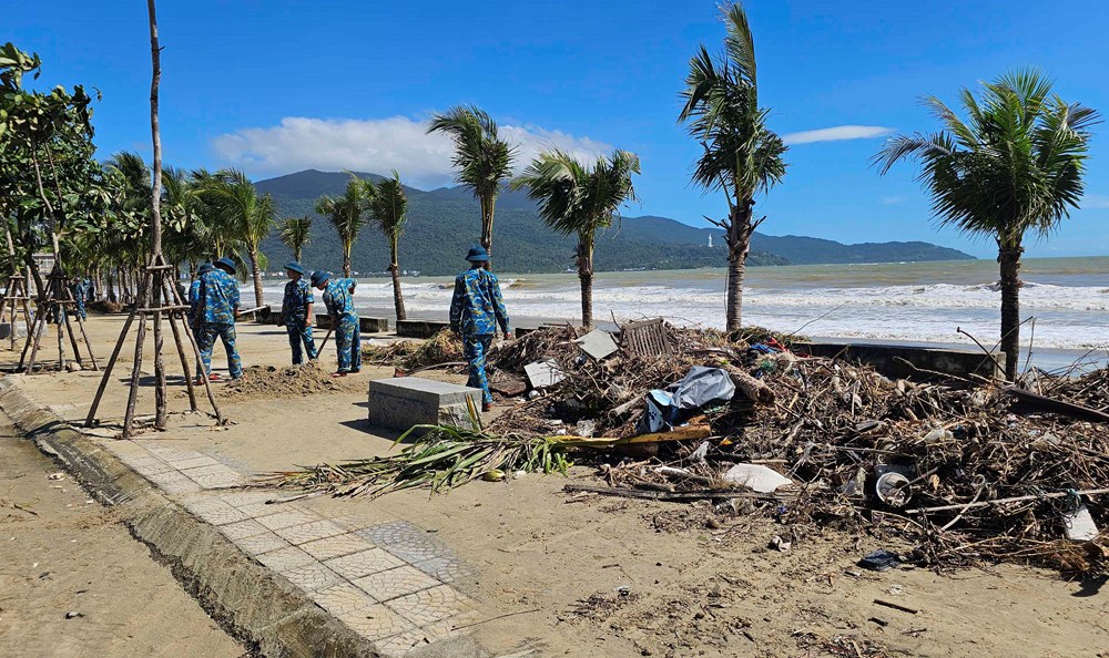Khẩn trương dọn dẹp bãi biển sau bão số 13, sớm trả lại môi trường du lịch sạch đẹp - ảnh 4