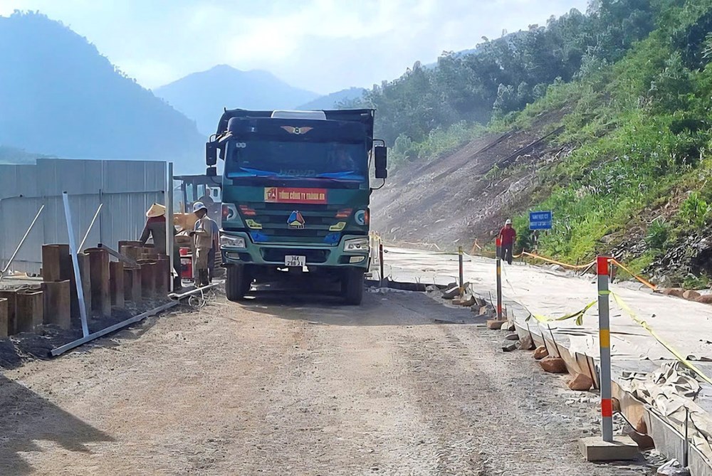 Cao tốc La Sơn - Túy Loan tạm lưu thông một làn, cấm xe khách và xe tải nặng - ảnh 2