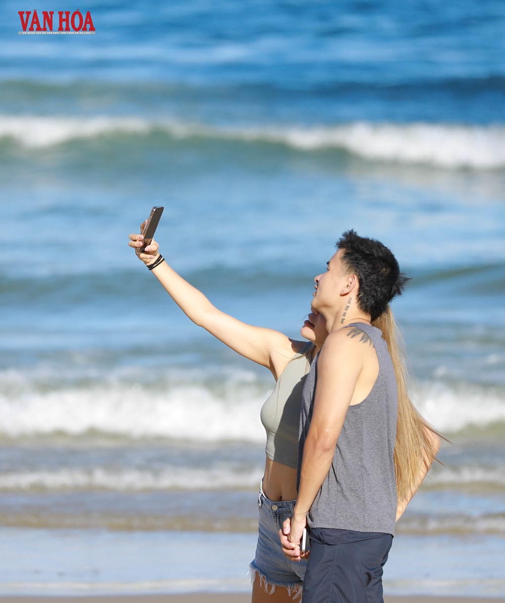 Biển Mỹ Khê nhộn nhịp trở lại sau bão số 13 - ảnh 8