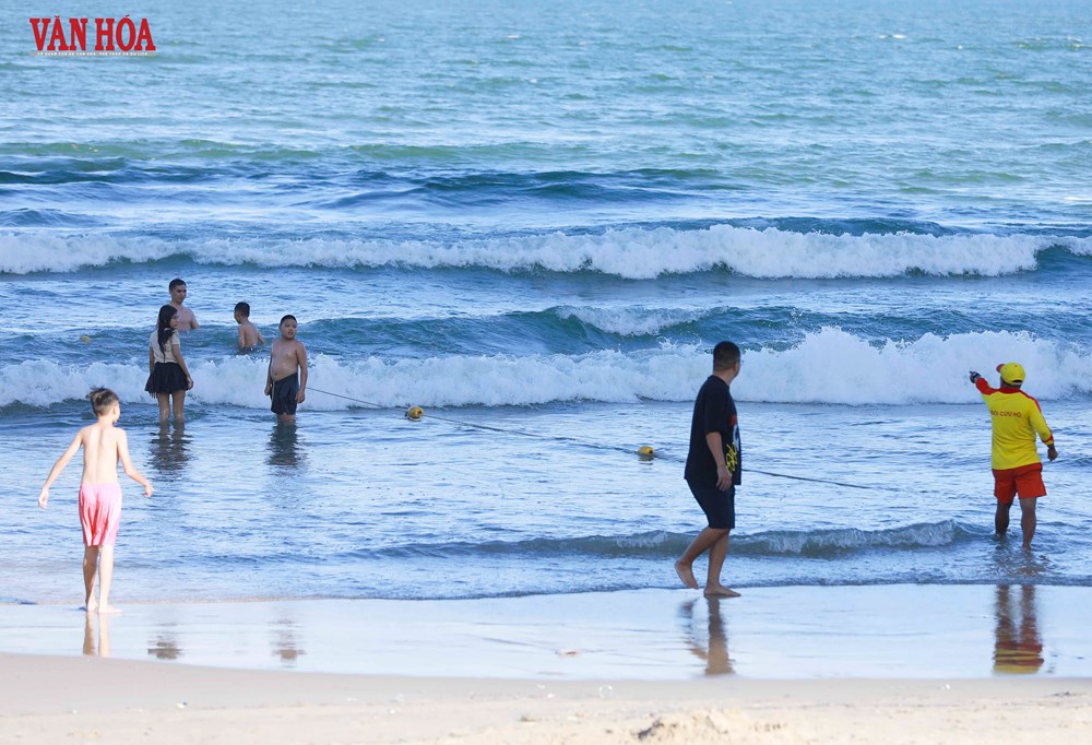 Biển Mỹ Khê nhộn nhịp trở lại sau bão số 13 - ảnh 9