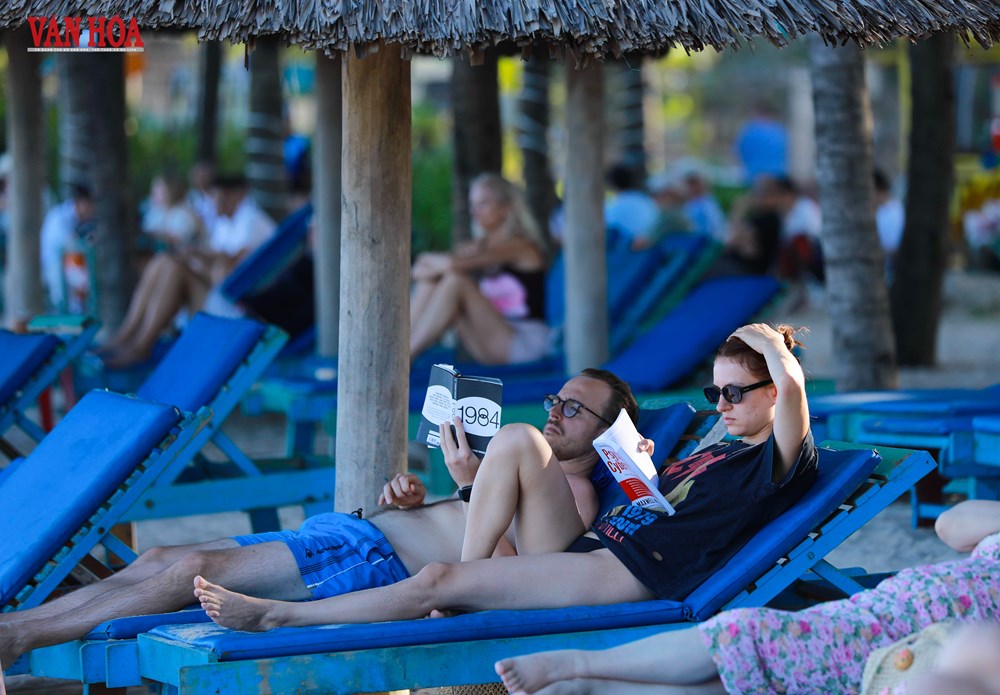 Biển Mỹ Khê nhộn nhịp trở lại sau bão số 13 - ảnh 4