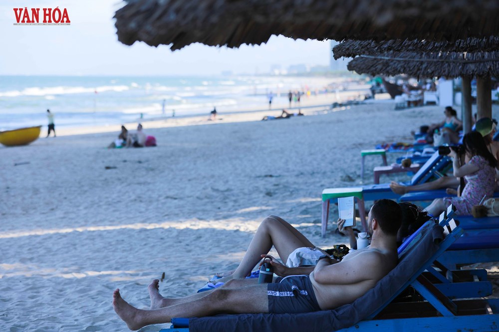 Biển Mỹ Khê nhộn nhịp trở lại sau bão số 13 - ảnh 5