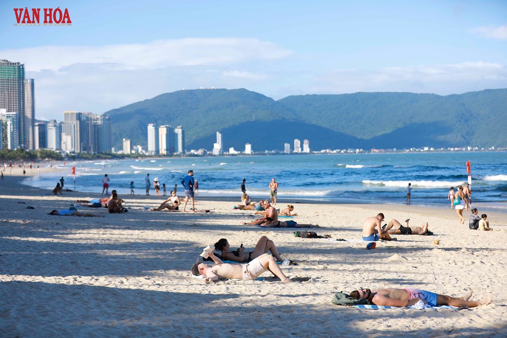 Biển Mỹ Khê nhộn nhịp trở lại sau bão số 13 - ảnh 7