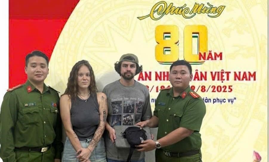 Hai du khách Nga được Công an hỗ trợ tìm lại tài sản thất lạc - ảnh 2