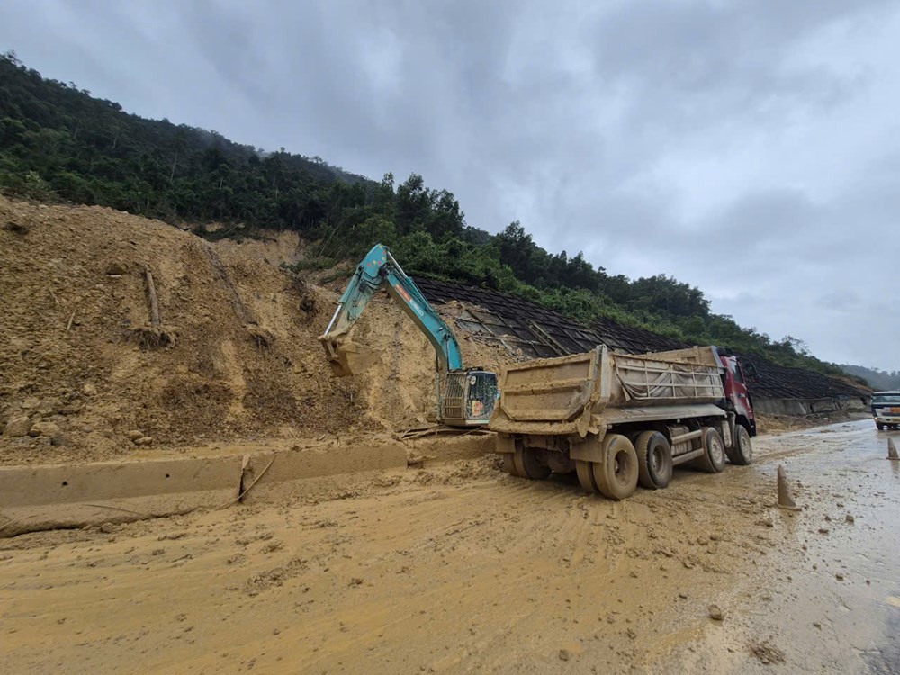 Tiếp tục duy trì phương án giao thông tạm thời trên cao tốc La Sơn - Hòa Liên - ảnh 2