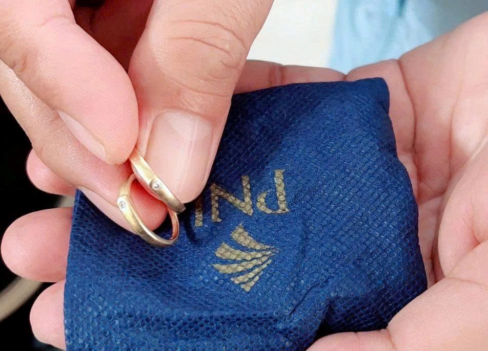 Túi vàng “đi lạc” trong đồ cứu trợ và cái kết ấm lòng - ảnh 1