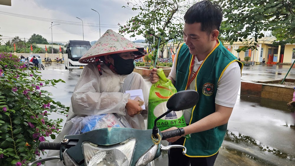Chương trình thiện nguyện “Chung một tấm lòng - Việt Nam quê hương tôi” lần thứ 40 hướng về miền Trung - ảnh 6