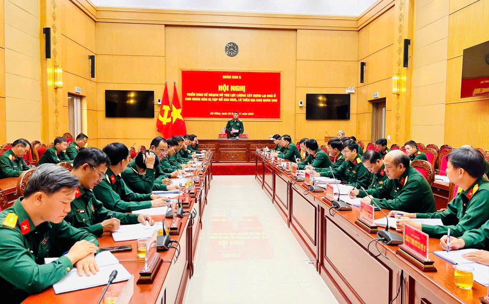 Quân khu 5 khẩn trương hỗ trợ dựng lại nhà cho người dân bị sập đổ do mưa lũ - ảnh 1