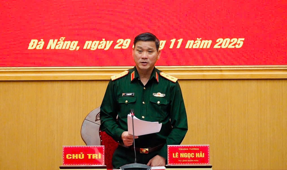 Quân khu 5 khẩn trương hỗ trợ dựng lại nhà cho người dân bị sập đổ do mưa lũ - ảnh 2