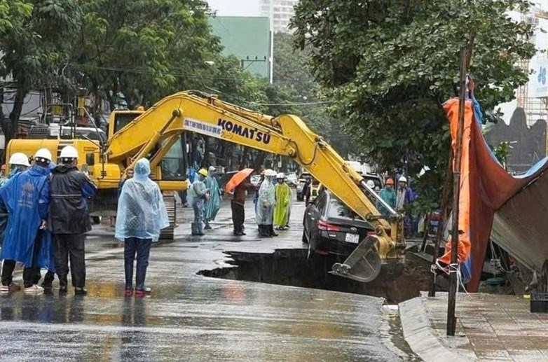 Thông tin mới về vụ mặt đường sụt lún khiến hai ô tô bị “nuốt chửng” - ảnh 3