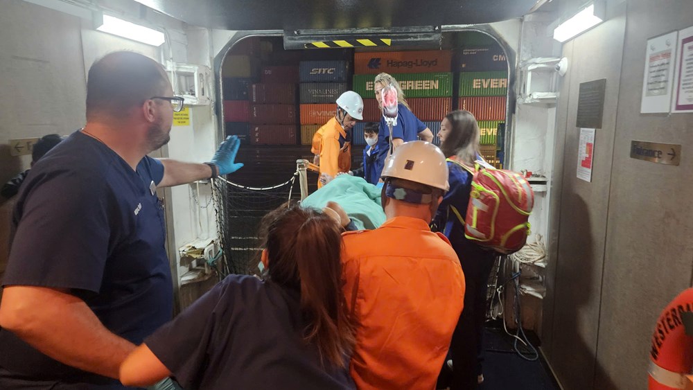 Kịp thời cứu nạn hành khách gặp tai nạn trên du thuyền quốc tế - ảnh 1