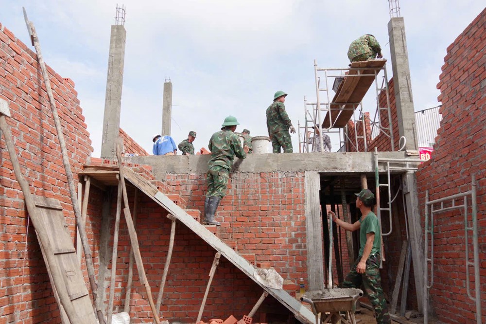 Bộ CHQS TP. Đà Nẵng đẩy nhanh tiến độ xây dựng nhà ở cho người dân Đắk Lắk - ảnh 3