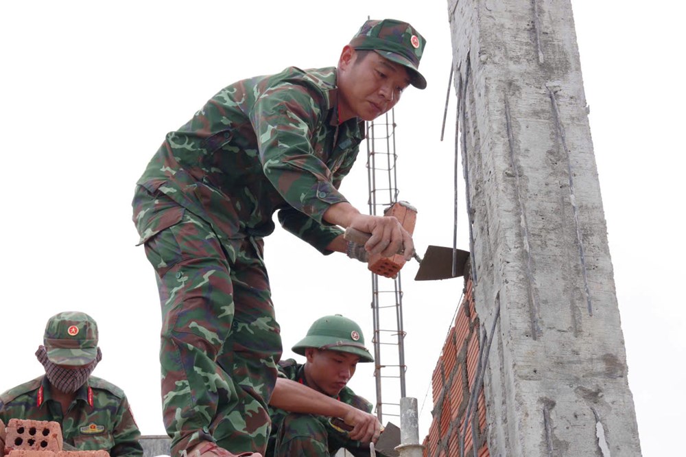Bộ CHQS TP. Đà Nẵng đẩy nhanh tiến độ xây dựng nhà ở cho người dân Đắk Lắk - ảnh 2