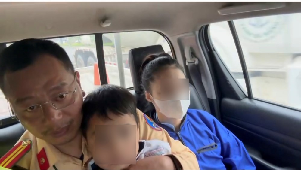 CSGT Đà Nẵng dùng xe đặc chủng đưa cháu bé bị rắn cắn đi cấp cứu kịp thời - ảnh 1