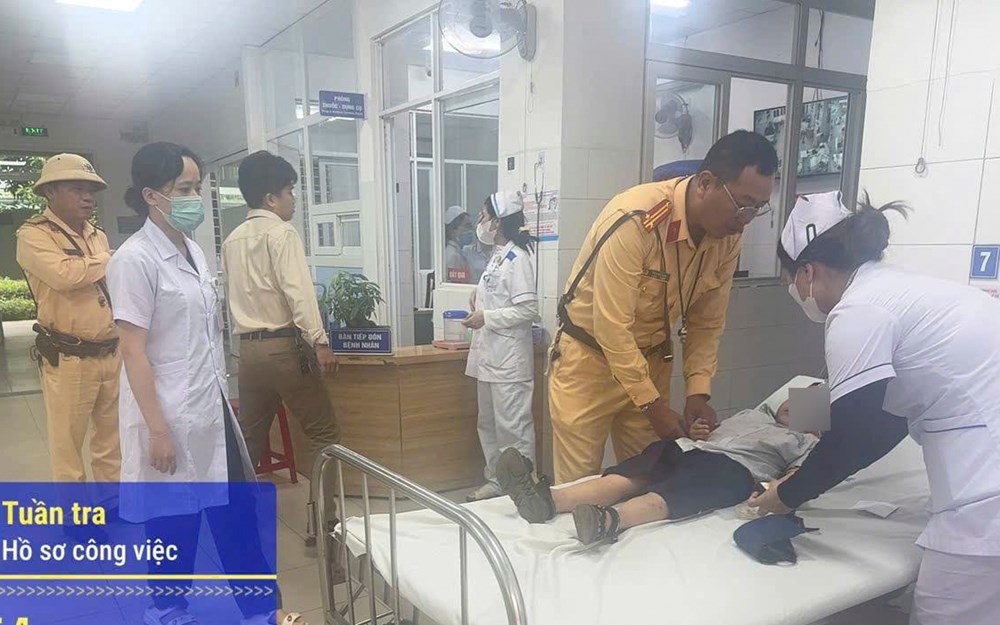 CSGT Đà Nẵng dùng xe đặc chủng đưa cháu bé bị rắn cắn đi cấp cứu kịp thời - ảnh 2