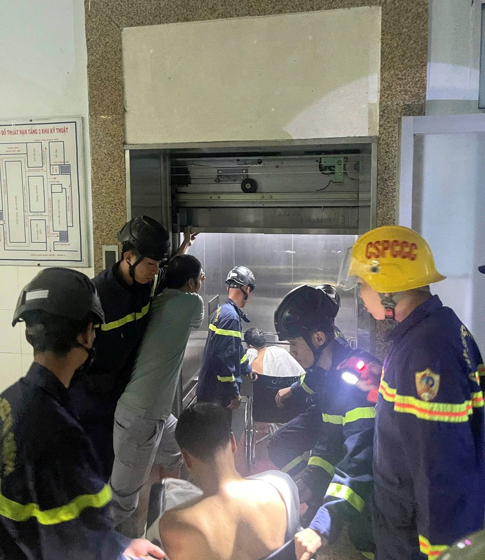 Nhanh chóng giải cứu 3 người mắc kẹt trong thang máy tại bệnh viện - ảnh 1