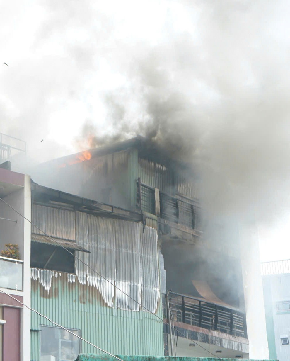 Cháy nhà 4 tầng trong ngõ nhỏ giữa trung tâm Đà Nẵng - ảnh 1