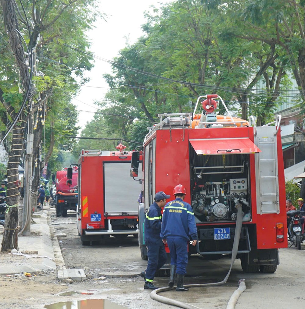 Cháy nhà 4 tầng trong ngõ nhỏ giữa trung tâm Đà Nẵng - ảnh 2