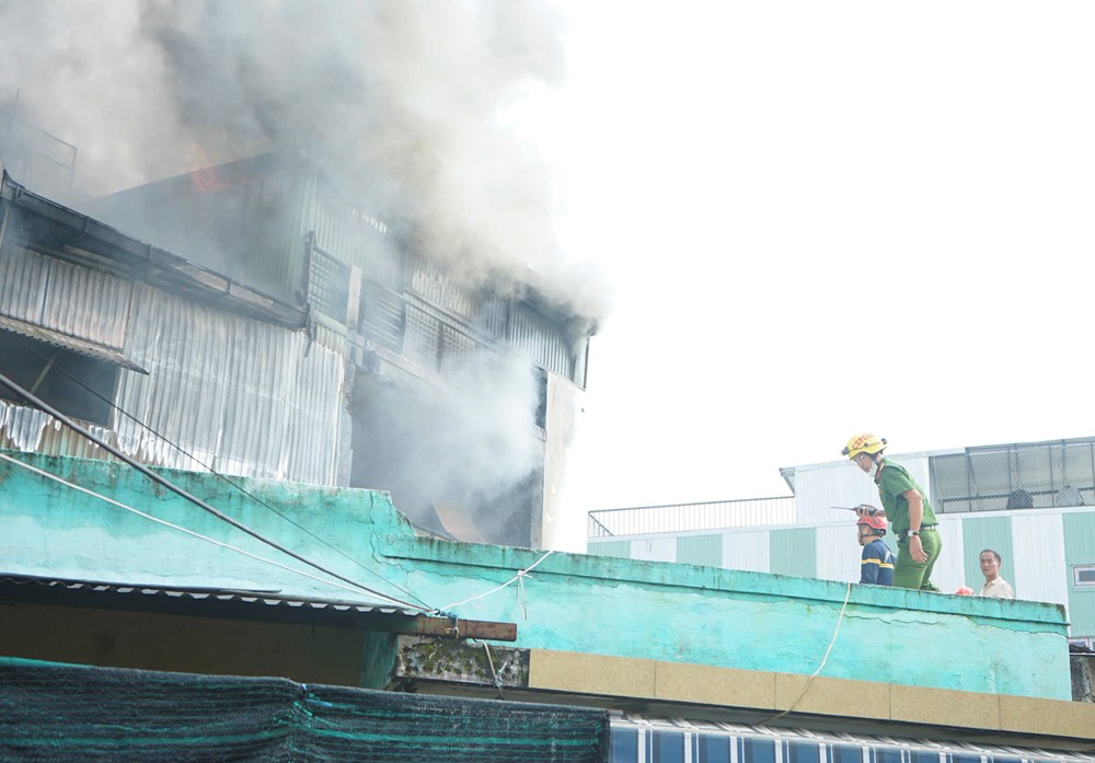 Cháy nhà 4 tầng trong ngõ nhỏ giữa trung tâm Đà Nẵng - ảnh 3