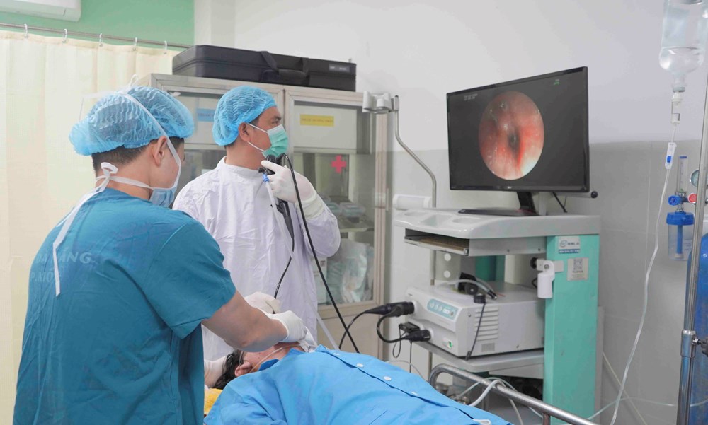 Nội soi phế quản lấy răng giả nằm trong phổi người bệnh hơn 20 năm - ảnh 1