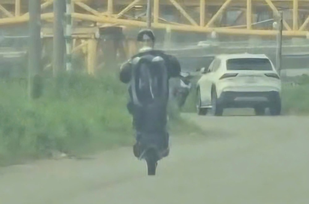 Xử phạt hai thanh niên “bốc đầu” xe máy, tịch thu phương tiện - ảnh 1