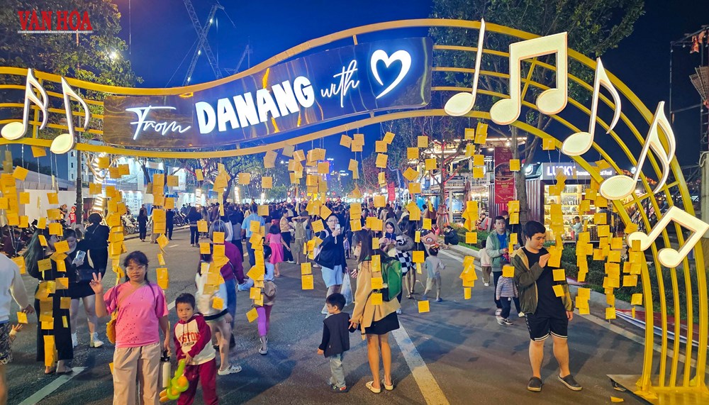 Du khách nô nức check-in “Đại lộ Đà Nẵng” đón năm mới 2026 - ảnh 3