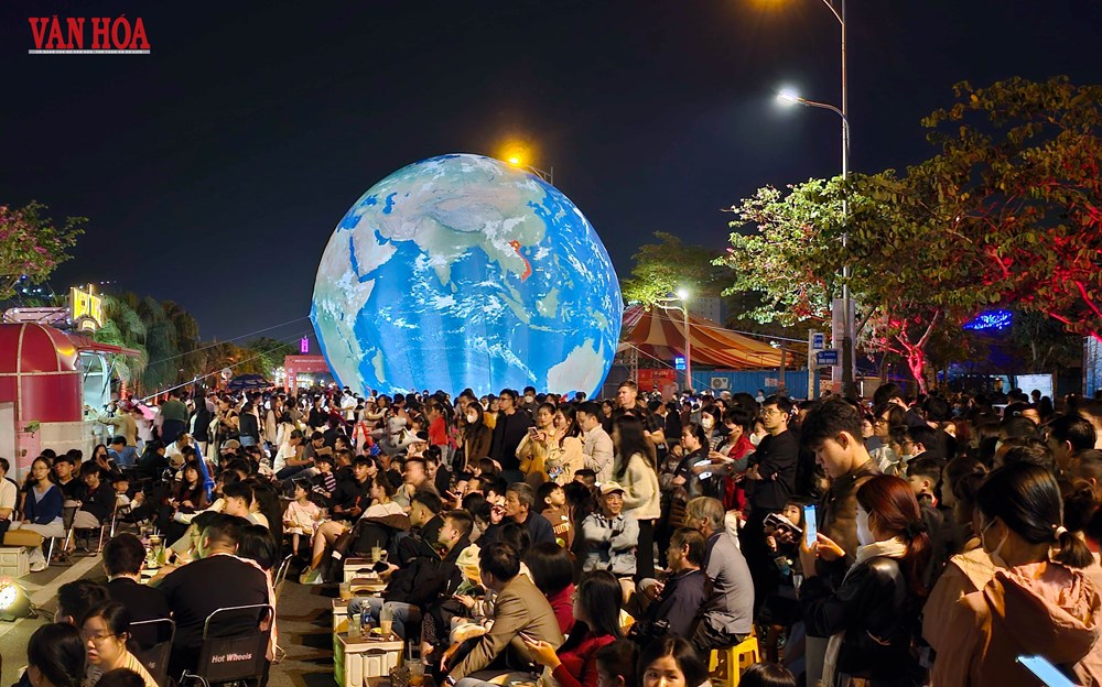 Du khách nô nức check-in “Đại lộ Đà Nẵng” đón năm mới 2026 - ảnh 2