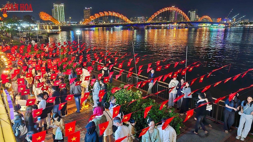 Du khách nô nức check-in “Đại lộ Đà Nẵng” đón năm mới 2026 - ảnh 4