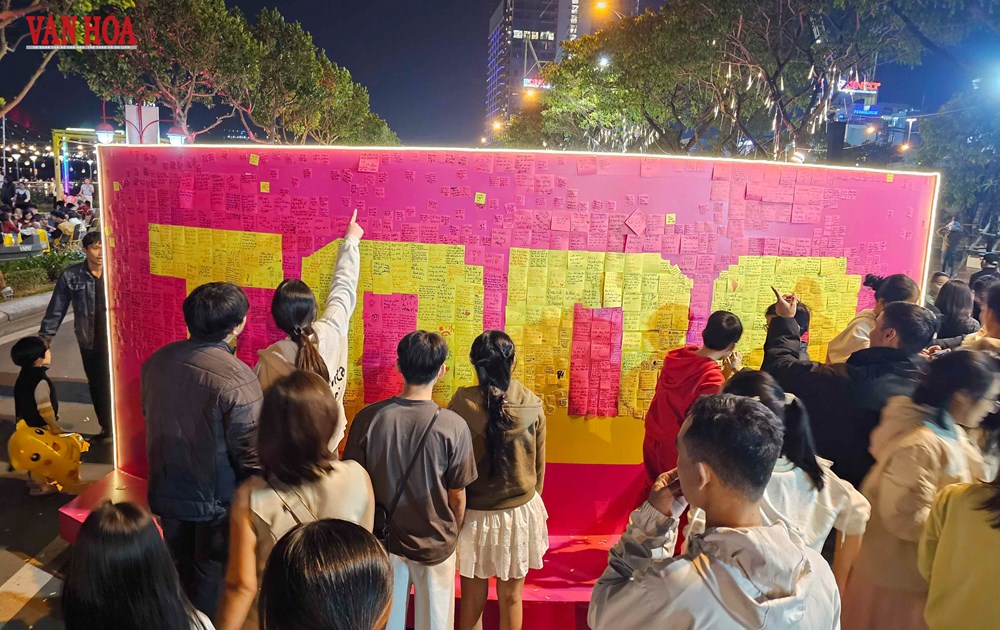 Du khách nô nức check-in “Đại lộ Đà Nẵng” đón năm mới 2026 - ảnh 7