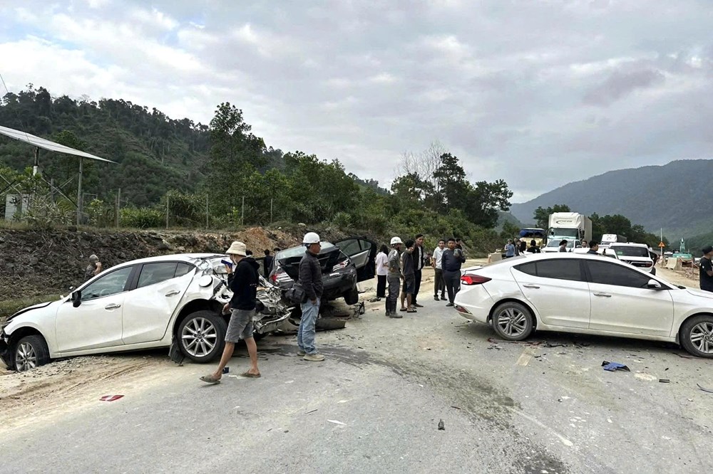 Tai nạn liên hoàn trên cao tốc La Sơn - Túy Loan, nhiều xe hư hỏng - ảnh 1