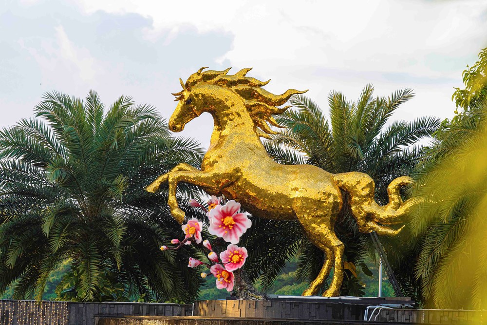 Đến Đà Nẵng dịp Tết, du khách ấn tượng với linh vật ngựa vàng tại sân bay - ảnh 2