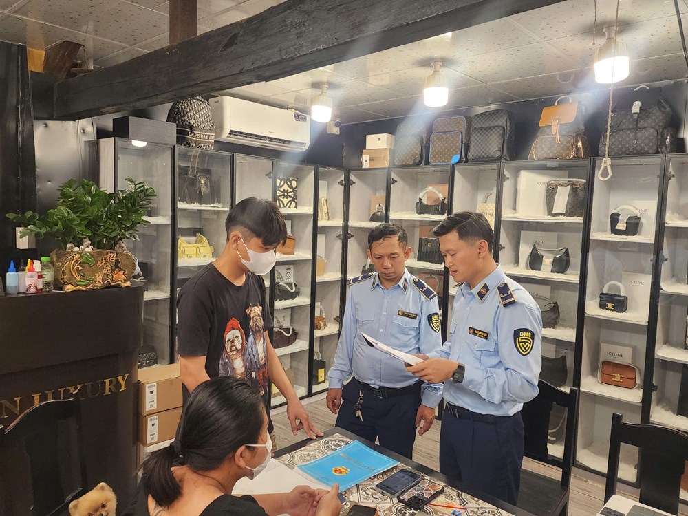Thu giữ hàng trăm túi xách giả mạo nhãn hiệu nổi tiếng - ảnh 1