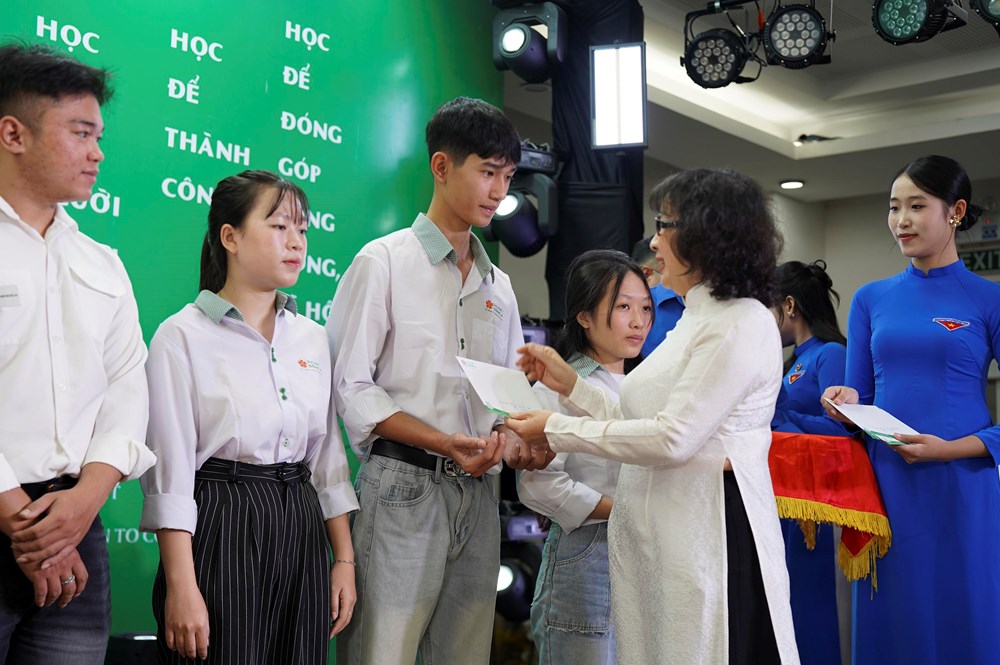 Đại học Đông Á tặng 350 vé xe Tết cho sinh viên khó khăn miền Trung - Tây Nguyên - ảnh 2