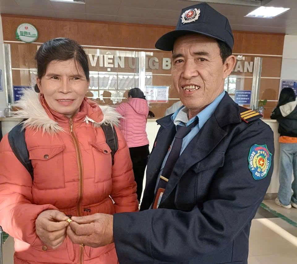 Trao trả nhẫn vàng cho bệnh nhân đánh rơi tại bệnh viện - ảnh 1