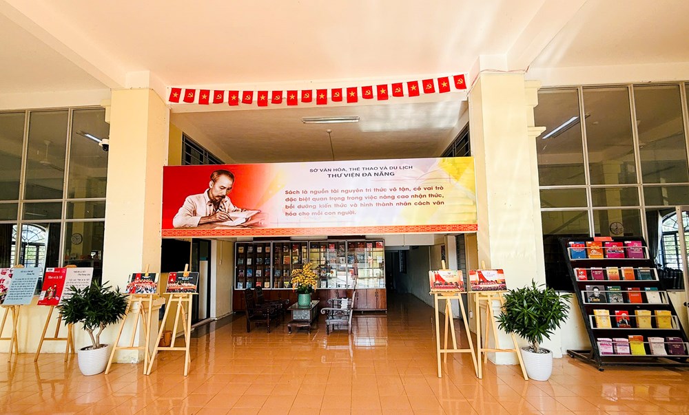 Trưng bày tài nguyên thông tin, giới thiệu sách chào mừng Đại hội lần thứ XIV của Đảng  - ảnh 1