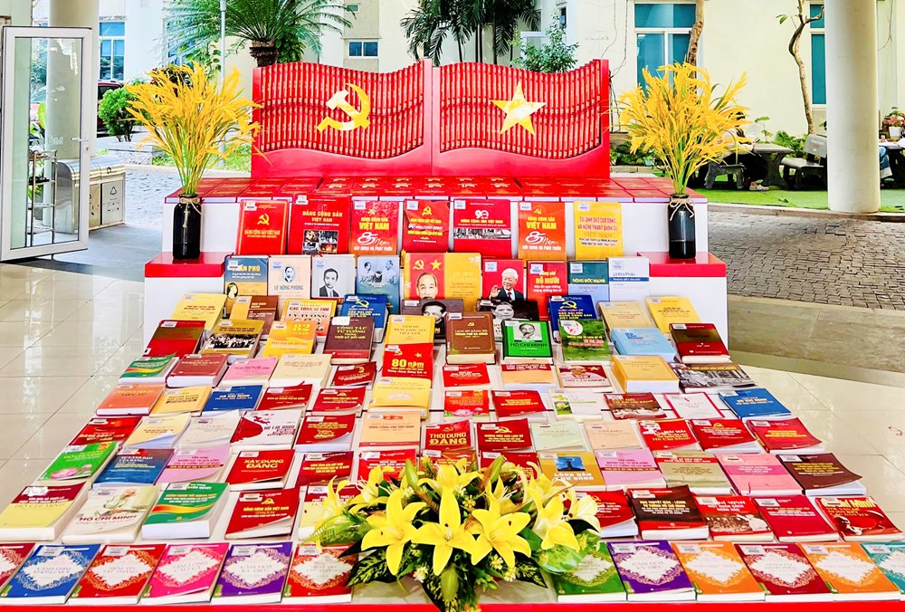 Trưng bày tài nguyên thông tin, giới thiệu sách chào mừng Đại hội lần thứ XIV của Đảng  - ảnh 2