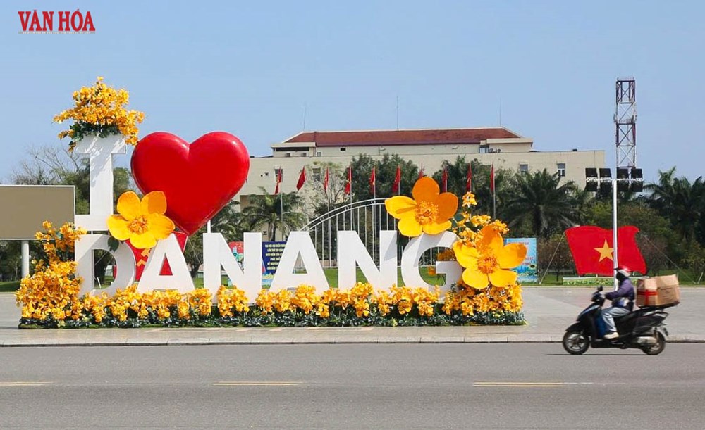 Phố phường Đà Nẵng rực rỡ cờ hoa chào mừng Đại hội XIV của Đảng - ảnh 11