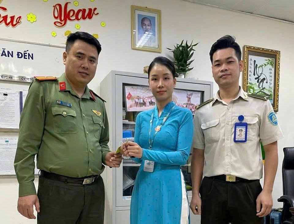 Du khách xúc động khi nhận lại nhẫn kim cương - ảnh 2