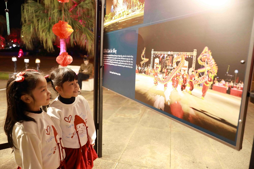 Triển lãm ảnh và chương trình nghệ thuật “Ánh sáng niềm tin” chào mừng thành công Đại hội XIV của Đảng - ảnh 2