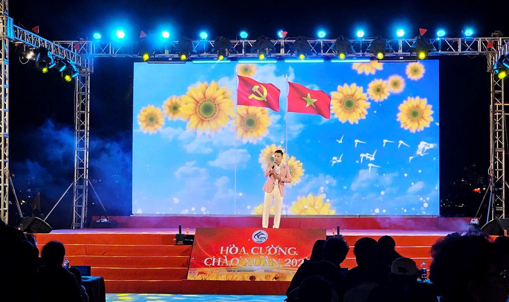 Triển lãm ảnh và chương trình nghệ thuật “Ánh sáng niềm tin” chào mừng thành công Đại hội XIV của Đảng - ảnh 3