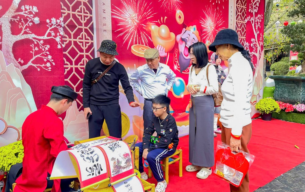 Đà Nẵng hút khách dịp Tết Nguyên đán nhờ không gian lễ hội và trải nghiệm văn hóa - ảnh 2