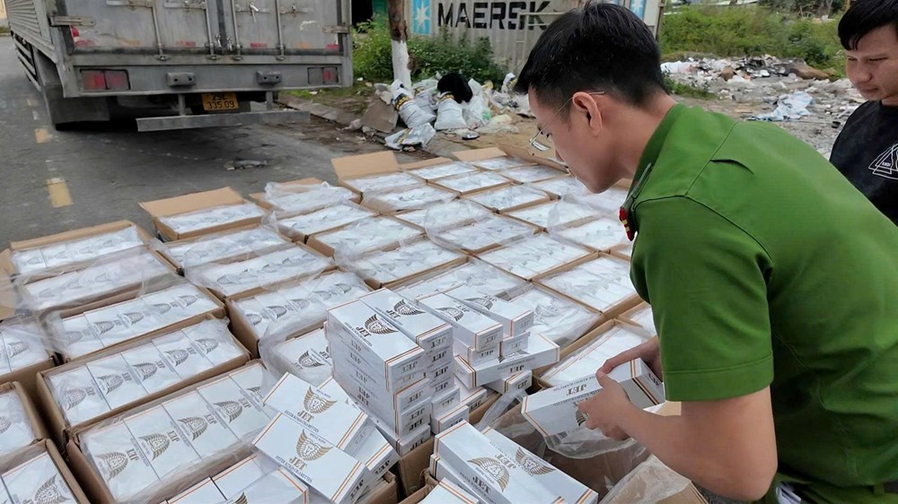 Phát hiện vụ vận chuyển thuốc lá nghi nhập lậu quy mô lớn - ảnh 1