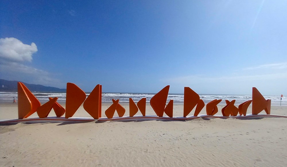 Đà Nẵng khuyến cáo bảo vệ các mô hình check-in Tết tại bãi biển - ảnh 2