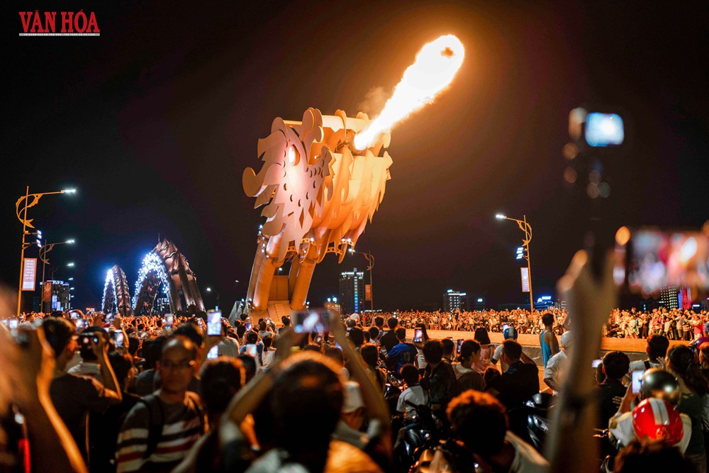 Cầu Rồng phun lửa và quay nhịp cầu Sông Hàn phục vụ người dân, du khách đón Tết  - ảnh 1