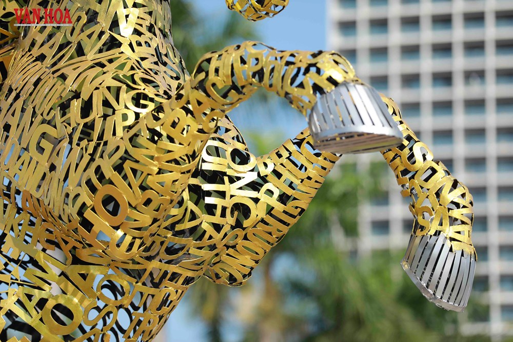 Cận cảnh linh vật ngựa vàng độc đáo tại đường hoa Tết Đà Nẵng - ảnh 6