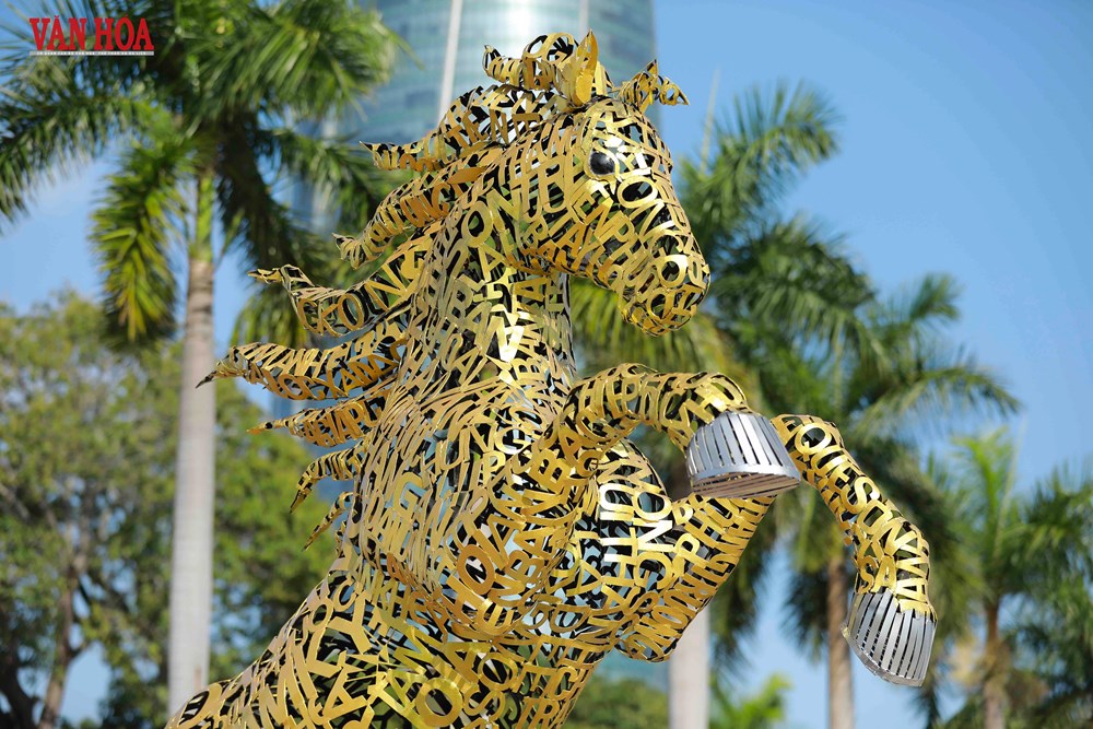 Cận cảnh linh vật ngựa vàng độc đáo tại đường hoa Tết Đà Nẵng - ảnh 10